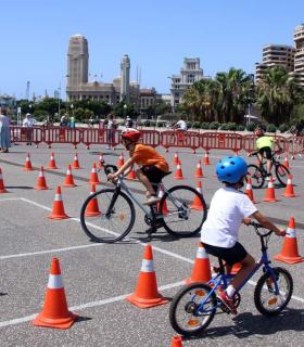 Cerca de 900 personas disfrutan de la Fiesta de la Bicicleta por las calles de Santa Cruz · foto 1