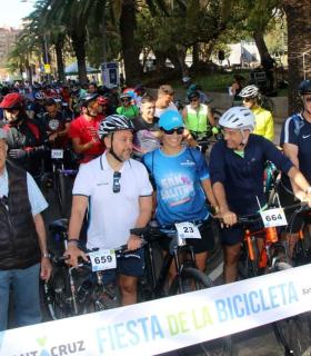 Cerca de 900 personas disfrutan de la Fiesta de la Bicicleta por las calles de Santa Cruz · foto 2