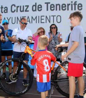 Cerca de 900 personas disfrutan de la Fiesta de la Bicicleta por las calles de Santa Cruz · foto 3