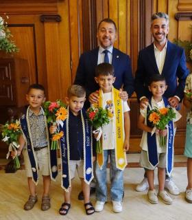 El alcalde recibe a la Reina de las Fiestas de Mayo y sus cuatro damas de honor · foto 1