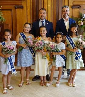El alcalde recibe a la Reina de las Fiestas de Mayo y sus cuatro damas de honor · foto 2