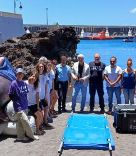 Loro Parque Fundación entrega al Cabildo de El Hierro un pontón para el rescate de cetáceos · foto 2