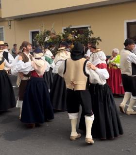 Más de 5.000 personas disfrutan de la romería de Los Llanos de Aridane · foto 1