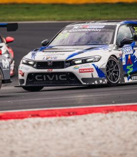 Santi Concepción cierra su temporada europea TCR en Valencia · foto 4