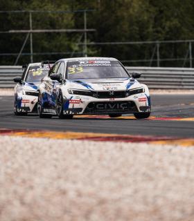 Santi Concepción cierra su temporada europea TCR en Valencia · foto 3