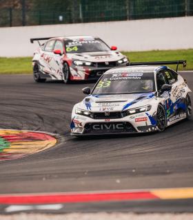 Santi Concepción cierra su temporada europea TCR en Valencia · foto 1
