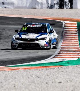 Santi Concepción cierra una temporada con un apoteósico podio en Valencia en el Campeonato Europeo de Superturismo TCR · foto 1