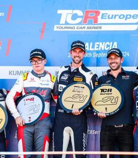 Santi Concepción cierra una temporada con un apoteósico podio en Valencia en el Campeonato Europeo de Superturismo TCR · foto 2