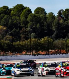Santi Concepción cierra una temporada con un apoteósico podio en Valencia en el Campeonato Europeo de Superturismo TCR · foto 3