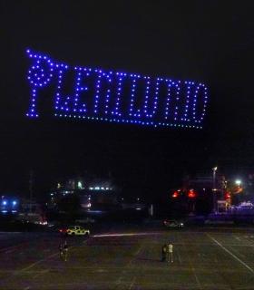 Más de 220 drones iluminan el cielo de Santa Cruz para inaugurar Plenilunio 2024 · foto 3