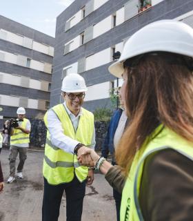Pablo Rodríguez comprueba el avance en las obras de 65 viviendas públicas en La Orotava · foto 2
