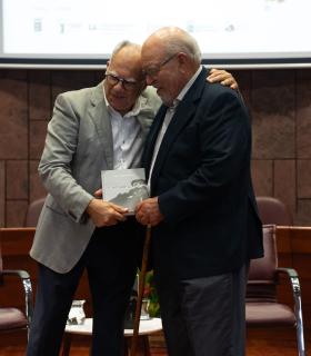 La Gomera homenajea a Isidro Ortiz en la clausura de las jornadas internacionales de Silbo Gomero · foto 2