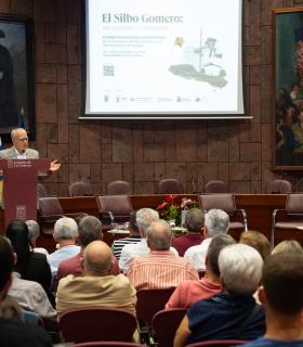 La Gomera homenajea a Isidro Ortiz en la clausura de las jornadas internacionales de Silbo Gomero · foto 1