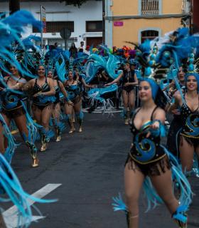 El Gran Coso Apoteosis del Carnaval llenó de color y ritmo las calles del casco histórico de Granadilla de Abona · foto 3