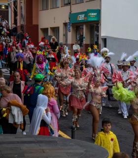 El Gran Coso Apoteosis del Carnaval llenó de color y ritmo las calles del casco histórico de Granadilla de Abona · foto 1