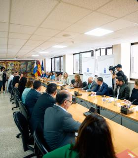 El Gobierno de Canarias logra que el Ministerio incremente a 120 millones de euros la partida destinada a la gratuidad del transporte público · foto 1