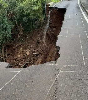 Se derrumba parte del puente precintado hace dos semanas en la calle Teobaldo Power · foto 4