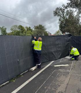 Se derrumba parte del puente precintado hace dos semanas en la calle Teobaldo Power · foto 2