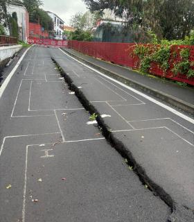 Se derrumba parte del puente precintado hace dos semanas en la calle Teobaldo Power · foto 1