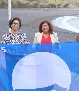 La playa de La Arena en Mesa del Mar ya luce la Bandera Azul 2025 · foto 4
