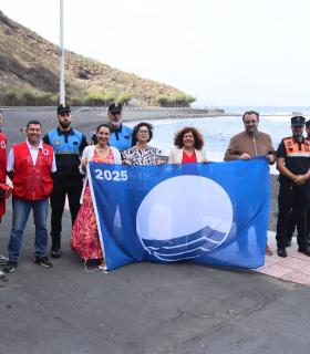 La playa de La Arena en Mesa del Mar ya luce la Bandera Azul 2025 · foto 1