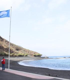 La playa de La Arena en Mesa del Mar ya luce la Bandera Azul 2025 · foto 2