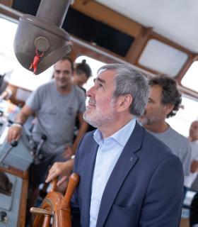 Clavijo advierte en una visita al ‘Open Arms’ que "no se puede responder a la migración desde los despachos" · foto 1