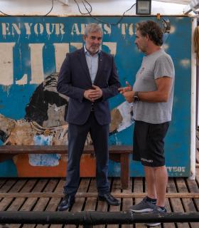 Clavijo advierte en una visita al ‘Open Arms’ que "no se puede responder a la migración desde los despachos" · foto 3
