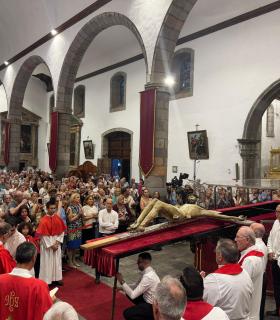 La Bajada del Santo Cristo de Telde llena de emoción y recogimiento la Basílica de San Juan · foto 8