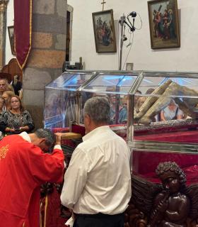 La Bajada del Santo Cristo de Telde llena de emoción y recogimiento la Basílica de San Juan · foto 10