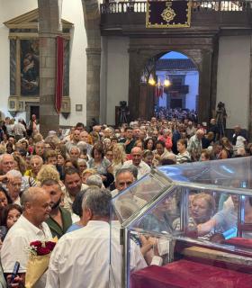 La Bajada del Santo Cristo de Telde llena de emoción y recogimiento la Basílica de San Juan · foto 11