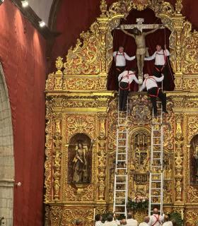 La Bajada del Santo Cristo de Telde llena de emoción y recogimiento la Basílica de San Juan · foto 2