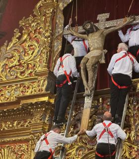 La Bajada del Santo Cristo de Telde llena de emoción y recogimiento la Basílica de San Juan · foto 4