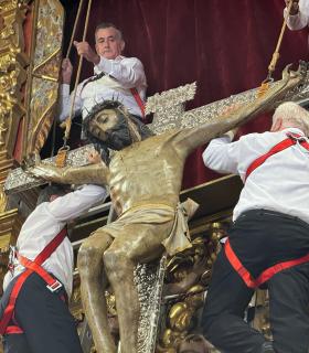 La Bajada del Santo Cristo de Telde llena de emoción y recogimiento la Basílica de San Juan · foto 5