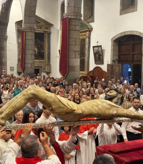 La Bajada del Santo Cristo de Telde llena de emoción y recogimiento la Basílica de San Juan · foto 7
