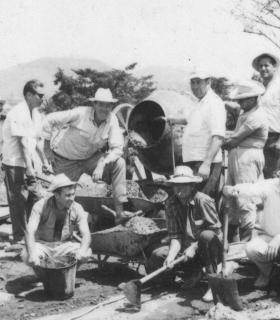 El Ayuntamiento de Tacoronte homenajea a los vecinos que hicieron posible la construcción de la plaza de Santa Catalina · foto 1