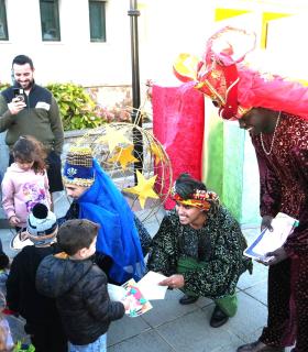 Los Pajes de Sus Majestades de Oriente llenan de ilusión los barrios de Guía en la primera jornada de su Paseo Real · foto 7