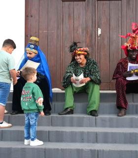 Los Pajes de Sus Majestades de Oriente llenan de ilusión los barrios de Guía en la primera jornada de su Paseo Real · foto 6