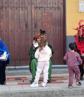 Los Pajes de Sus Majestades de Oriente llenan de ilusión los barrios de Guía en la primera jornada de su Paseo Real · foto 3