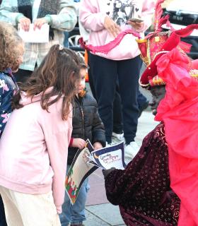 Los Pajes de Sus Majestades de Oriente llenan de ilusión los barrios de Guía en la primera jornada de su Paseo Real · foto 2