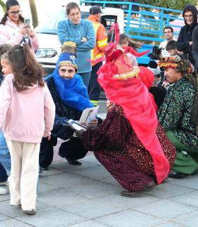 Los Pajes de Sus Majestades de Oriente llenan de ilusión los barrios de Guía en la primera jornada de su Paseo Real · foto 1