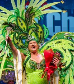 Ascensión Rodríguez se lleva el título de Reina de los Mayores de la Piñata Chica 2026 · foto 2