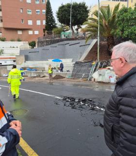 Cierre de un tramo de la Avenida Marítima en Las Caletillas · foto 2