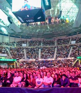 5.000 personas llenan por tercera vez el pabellón Santiago Martín para reír con La Quedada del Año, que ya tiene fecha para la edición de 2027 · foto 5