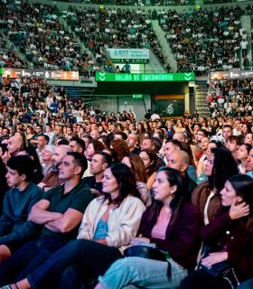 5.000 personas llenan por tercera vez el pabellón Santiago Martín para reír con La Quedada del Año, que ya tiene fecha para la edición de 2027 · foto 1