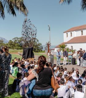 El Sauzal inaugura la escultura "Tengo una idea" de Julio Nieto, como homenaje a la educación y la creatividad · foto 2