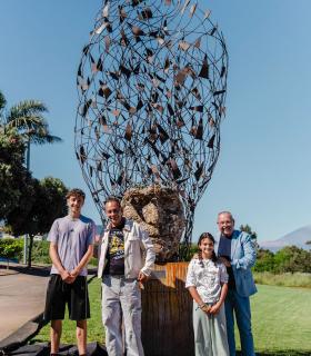 El Sauzal inaugura la escultura "Tengo una idea" de Julio Nieto, como homenaje a la educación y la creatividad · foto 1