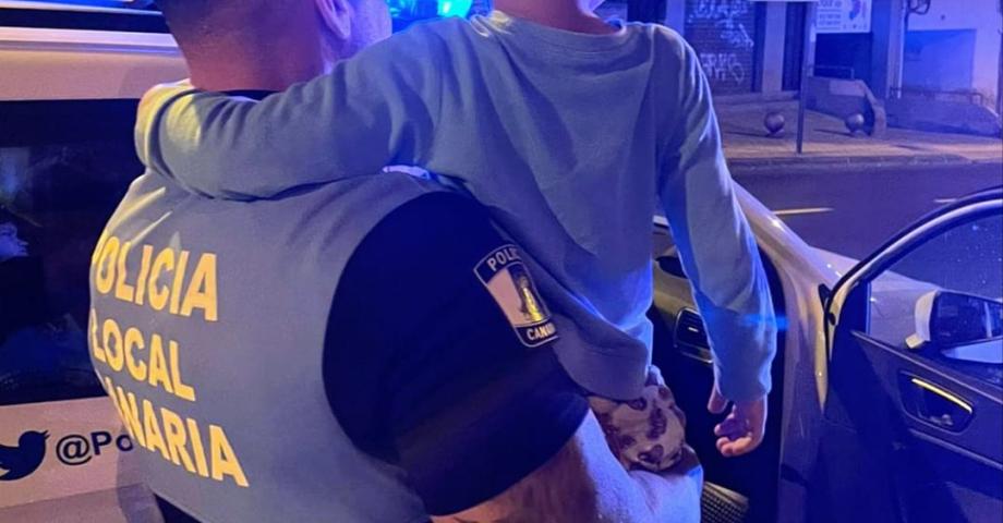 Santa Cruz de Tenerife: la Policía Local auxilia a un menor que deambulaba por la ciudad de madrugada