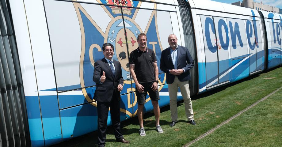 Santa Cruz de Tenerife: el Tranvía se viste de blanquiazul con el CD Tenerife en el último paso hacia el ascenso