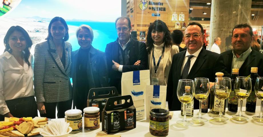 La senadora y el alcalde dan a degustar los sabores de Fuerteventura a la ministra de Turismo